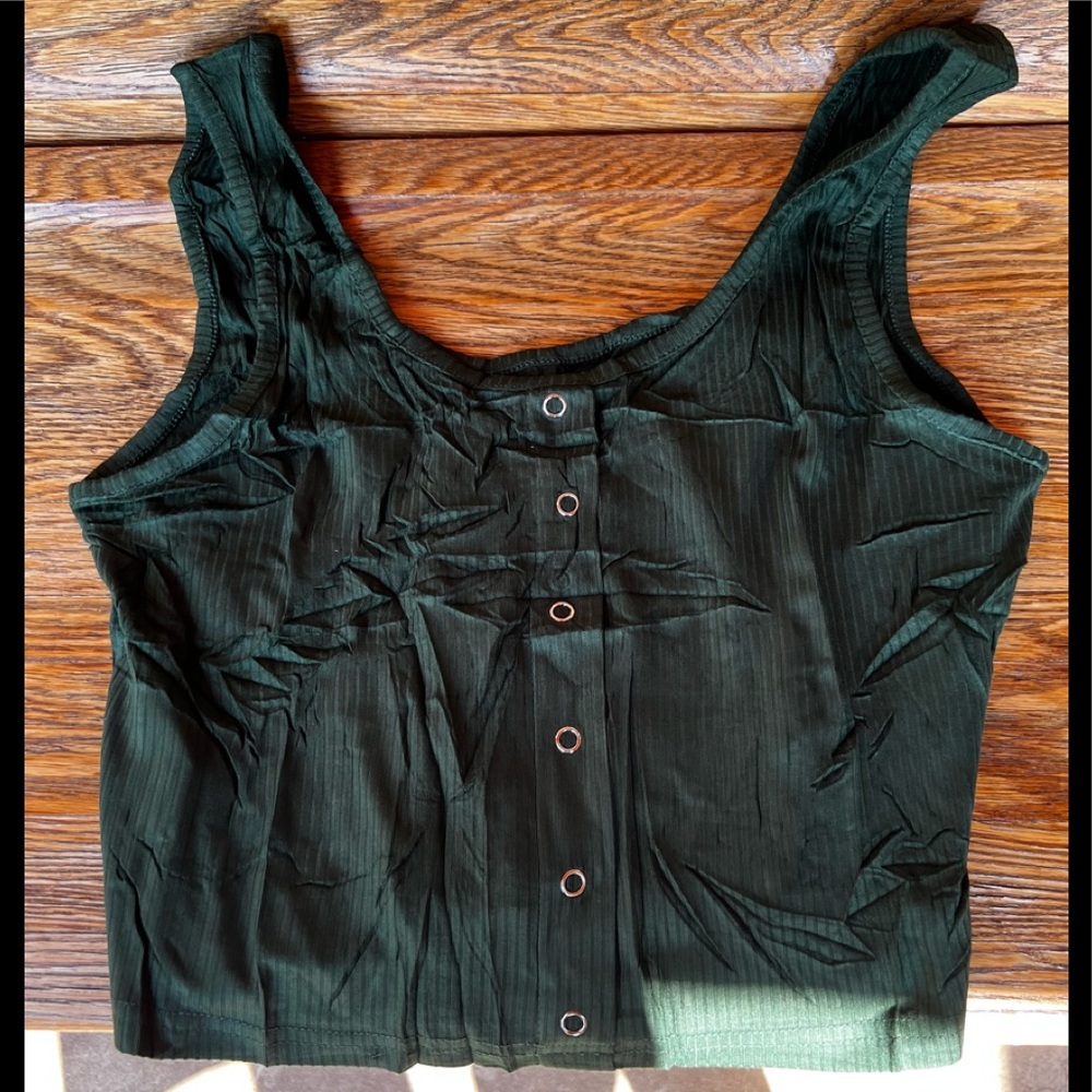 NWT Women’s casual crop top.    0140